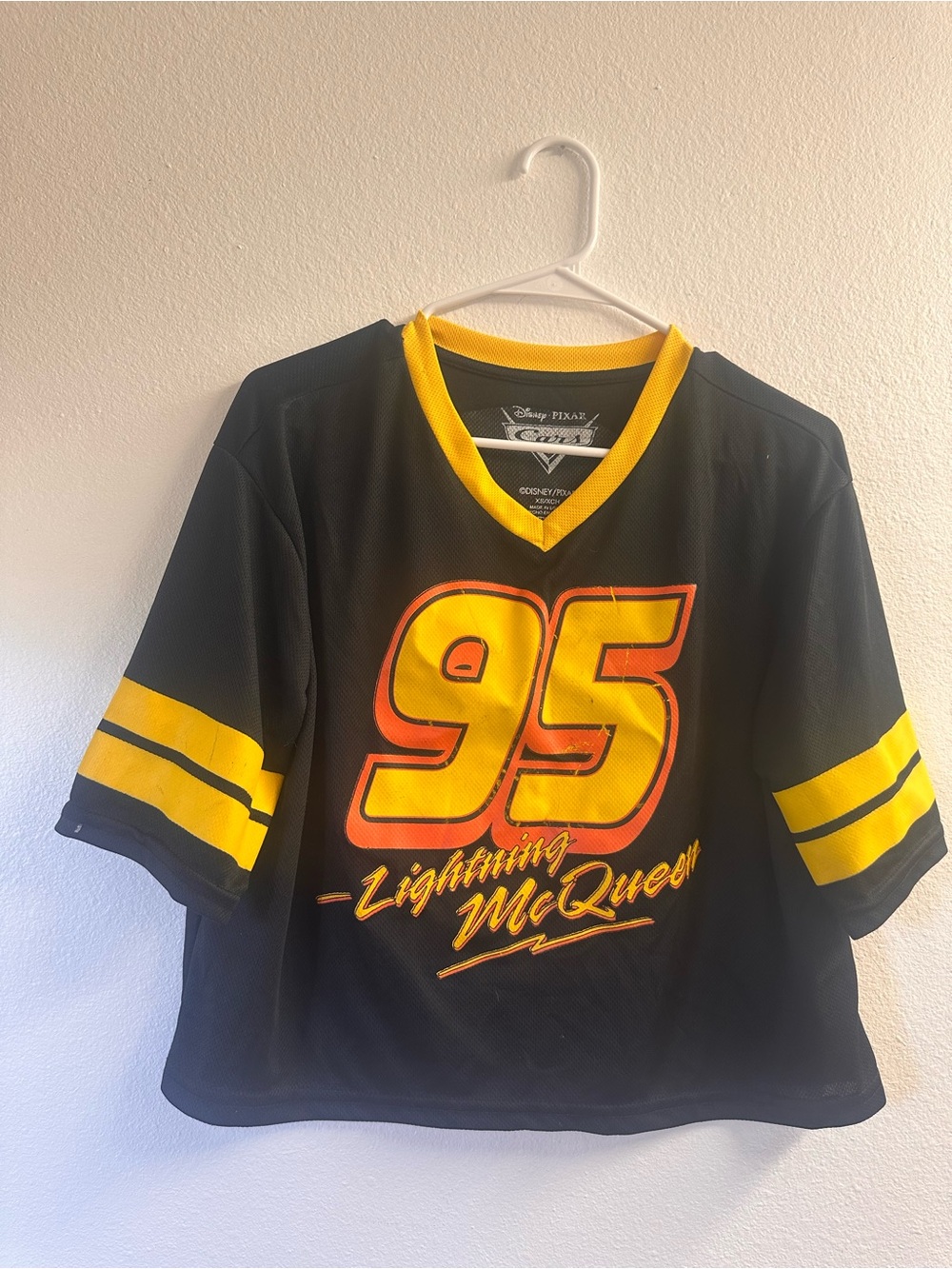 Disney Pixar Cars '95 Lightning McQueen Football Jersey - Black & Yellow